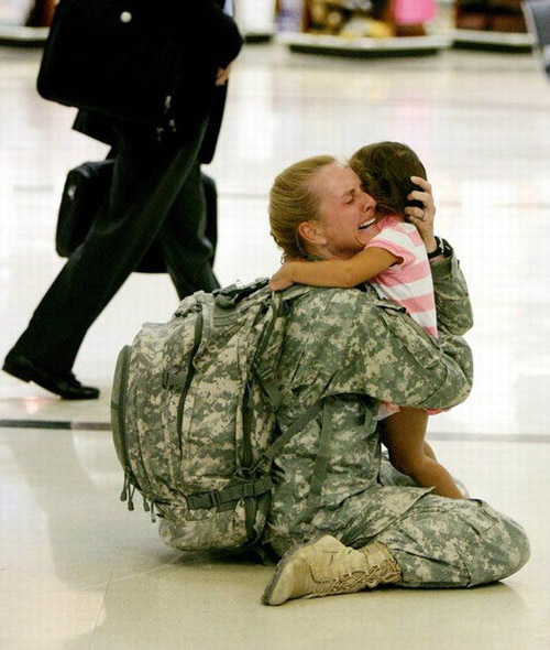 Cô Terri Gurrola đoàn tụ với con gái sau khi phục vụ quân đội tại Iraq trong suốt 7 tháng.